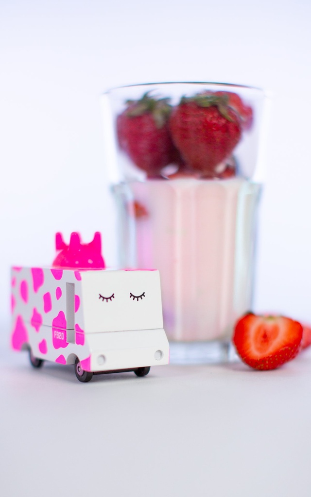Stawberry-Moo-Van-lifestyle.webp